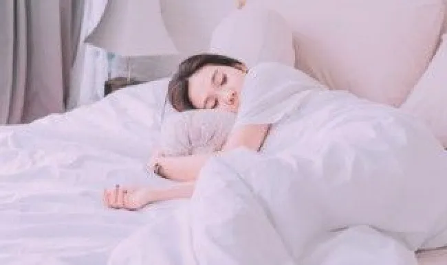 女人做梦梦到骨灰盒（女人做梦梦到骨灰盒拿到墓地安葬）
